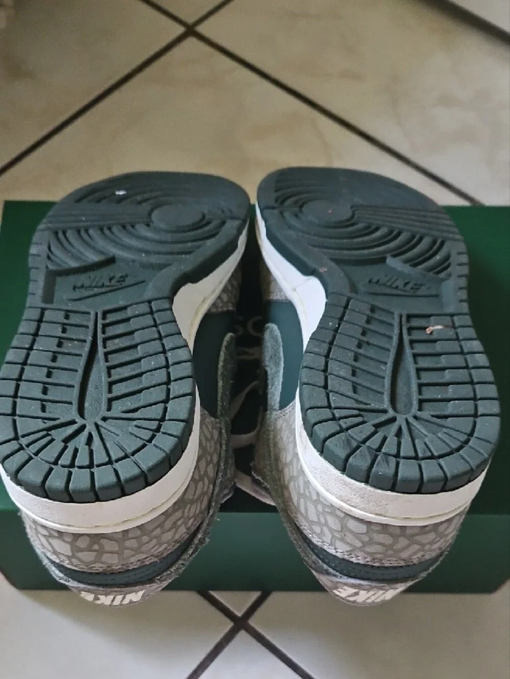 Nike Low-Top Sneakers in Teal, Gray and White